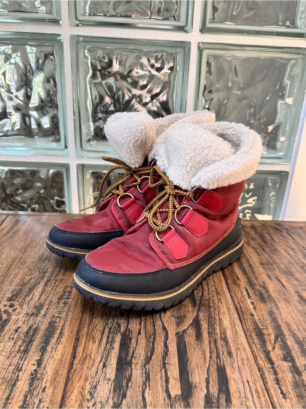 Sorel $250 Cozy Carnival Explorer Red Black Sherpa-Lined Lace-Up Winter Boots 8